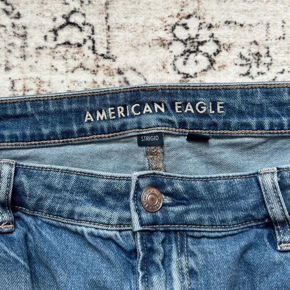 American Eagle Light Wash Mom Jeans - Picture 2 of 6